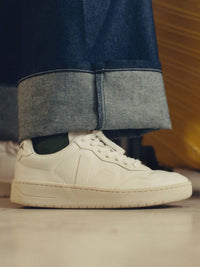 VEJA V-90 LEATHER SNEAKER