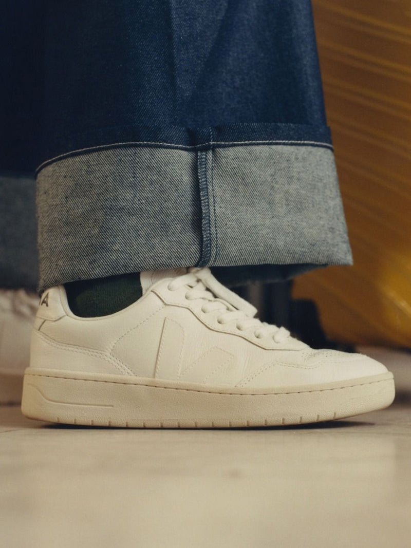 VEJA V-90 LEATHER SNEAKER